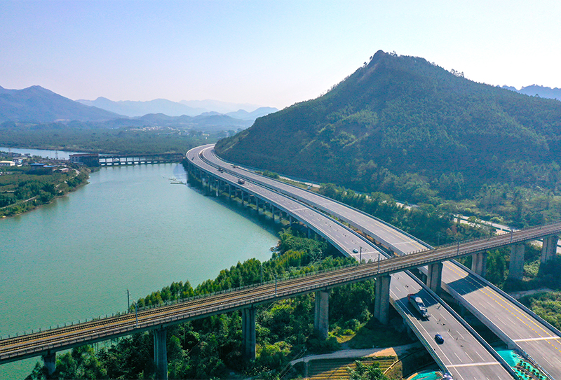 下穿衡柳高鐵的巨龍——桂林至柳州高速公路改擴(kuò)建項(xiàng)目龍溪高架特大橋.jpg 下穿衡柳高鐵的巨龍——桂林至柳州高速公路改擴(kuò)建項(xiàng)目龍溪高架特大橋.jpg