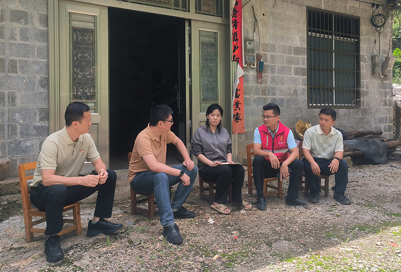 駐村工作隊到藍月芩家了解情況.jpg 駐村工作隊到藍月芩家了解情況.jpg