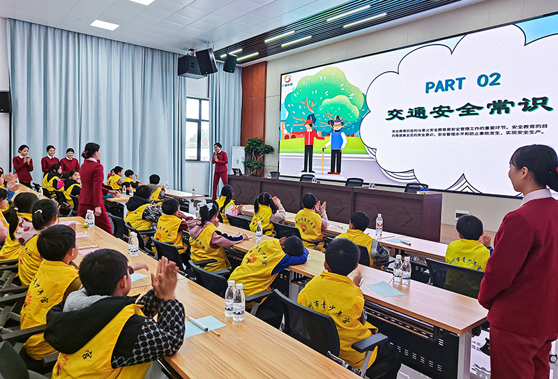 開展交通安全知識宣講.jpg 開展交通安全知識宣講.jpg