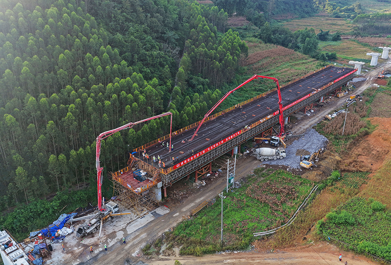 黃百鐵路連篆3號大橋道岔連續(xù)梁澆筑現(xiàn)場航拍 張海 攝.jpg 黃百鐵路連篆3號大橋道岔連續(xù)梁澆筑現(xiàn)場航拍 張海 攝.jpg