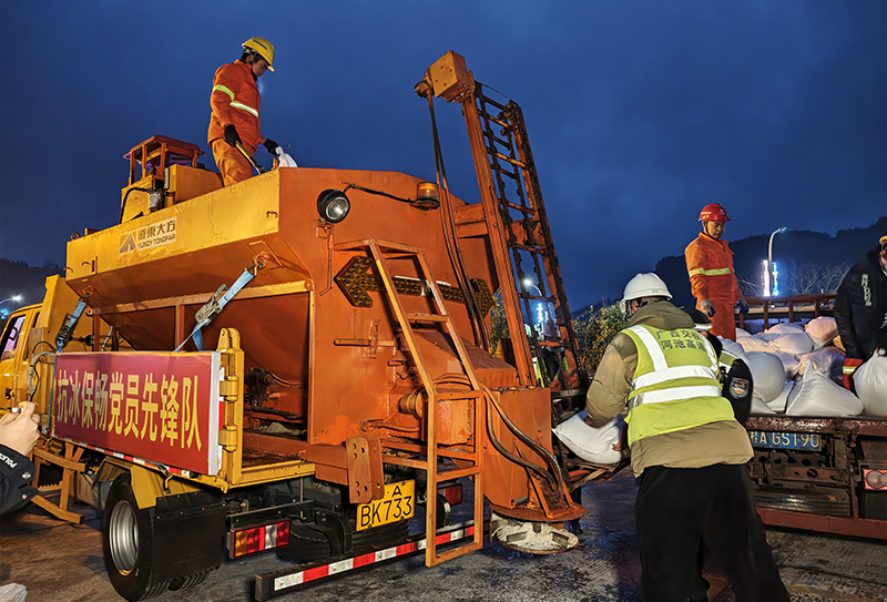 應急突擊隊員裝載融雪劑(蒙惠琳 攝).jpg 應急突擊隊員裝載融雪劑(蒙惠琳 攝).jpg