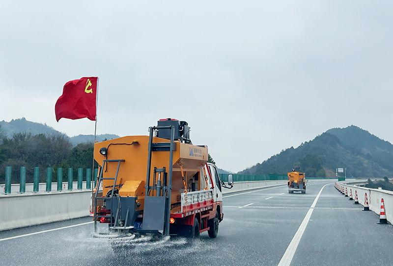 圖為恭城分公司“暢行先鋒+抗冰保暢”攻堅隊開展預撒融雪劑工作1.jpg 圖為恭城分公司“暢行先鋒+抗冰保暢”攻堅隊開展預撒融雪劑工作1.jpg